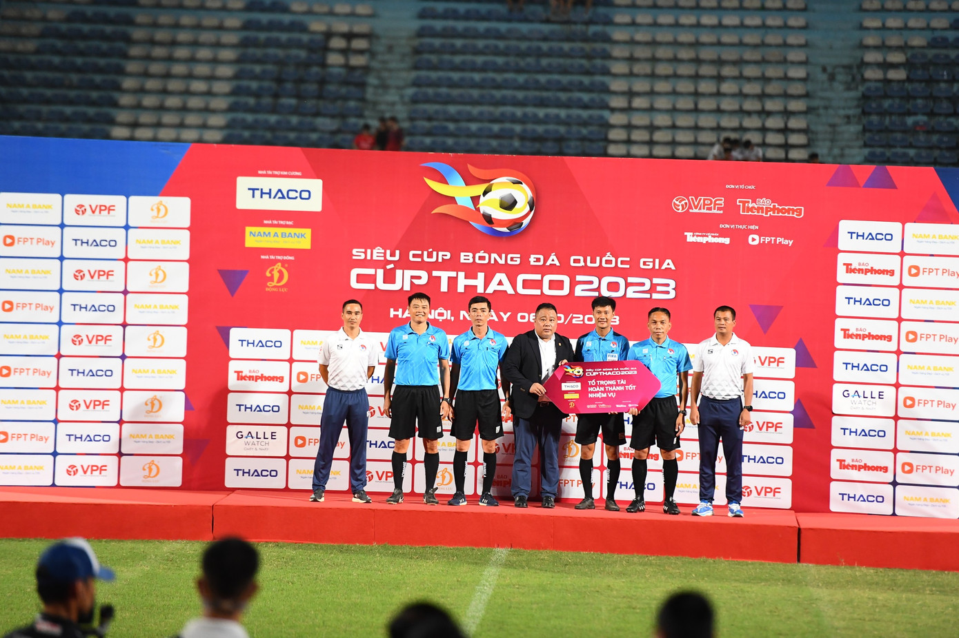Ông Nguyễn Minh Ngọc - Tổng Giám đốc Công ty Cổ phần bóng đá chuyên nghiệp Việt Nam - VPF trao phần quà trị giá 10.000.000 tặng tổ trọng tài điều hành trận Siêu cúp. Ông Nguyễn Minh Ngọc - Tổng Giám đốc Công ty Cổ phần bóng đá chuyên nghiệp Việt Nam - VPF trao phần quà trị giá 10.000.000 tặng tổ trọng tài điều hành trận Siêu cúp.