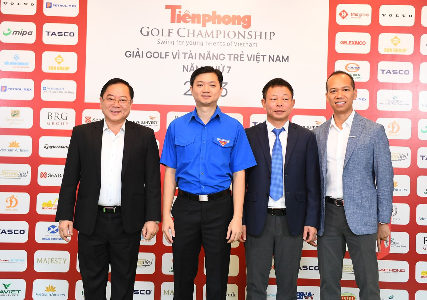 Anh Nguyễn Minh Triết - Bí thư T.Ư Đoàn, Chủ tịch T.Ư Hội Sinh viên Việt Nam chụp hình lưu niệm cùng Ban tổ chức Tiền Phong Golf Championship. Anh Nguyễn Minh Triết - Bí thư T.Ư Đoàn, Chủ tịch T.Ư Hội Sinh viên Việt Nam chụp hình lưu niệm cùng Ban tổ chức Tiền Phong Golf Championship.