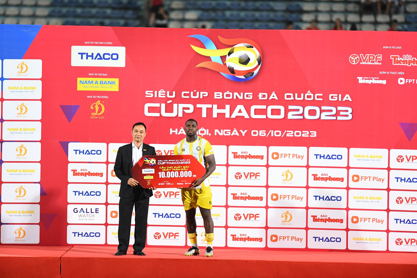 Trao thưởng cầu thủ xuất sắc nhất trận Rimario. Trao thưởng cầu thủ xuất sắc nhất trận Rimario.