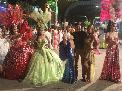 Chụp ảnh với khách du lịch. Ảnh: L.A.Đ. Chụp ảnh với khách du lịch. Ảnh: L.A.Đ