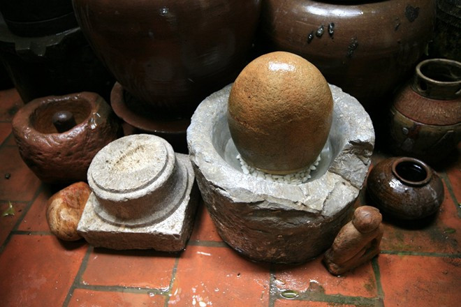 "Nếu ngắm kỹ sẽ thấy vẻ đẹp từ sự sắp đặt hình khối, từ cái bạc màu thời gian, từ cái xù xì thô ráp ...chúng tạo cho người xem cảm giác về quá khứ và hoài niệm", vị tỷ phú nói. .