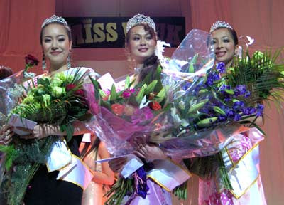 Ba thí sinh đoạt giải cao nhất của cuộc thi Miss Vietnam UK: Á hậu 1 Ngô Phương Lan (bên trái), Hoa hậu Teresa Sam và Á hậu 2 Sonia Thuy Vi Bui. Ảnh : BBC Ba thí sinh đoạt giải cao nhất của cuộc thi Miss Vietnam UK: Á hậu 1 Ngô Phương Lan (bên trái), Hoa hậu Teresa Sam và Á hậu 2 Sonia Thuy Vi Bui. Ảnh : BBC