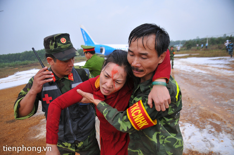 Nhiều nạn nhân chỉ bị thương nhẹ và được dìu vào khu vực cấp cứu