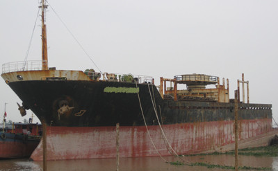 Tàu Green Viship đang bị phá dỡ trái luật