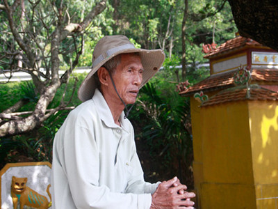 Ông Mãi ngồi trầm ngâm nhớ lại những tháng ngày đánh đổi sinh mạng với nghề tiều phu. Ảnh: Nguyễn Đông. Ông Mãi ngồi trầm ngâm nhớ lại những tháng ngày đánh đổi sinh mạng với nghề tiều phu. Ảnh: Nguyễn Đông