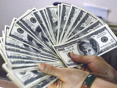 Nhiều doanh nghiệp chọn cách vay USD rồi bán lấy VND . Ảnh: Hồng Vĩnh Nhiều doanh nghiệp chọn cách vay USD rồi bán lấy VND