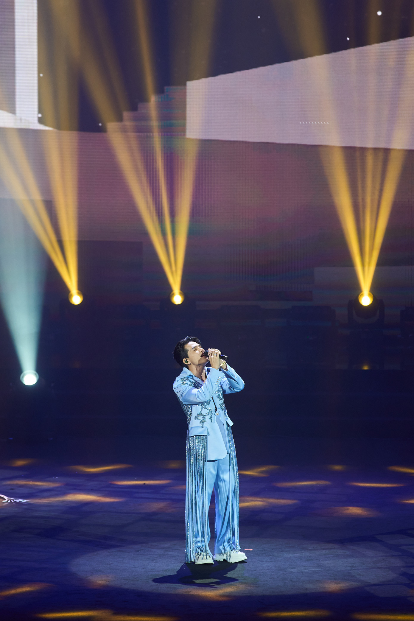 Mở màn chương trình, Quốc Thiên thể hiện loạt ca khúc quen thuộc gắn bó với mình như Vì ta quá yêu, Mong manh tình về và Vội vàng. Những ca khúc này không chỉ là dấu ấn trong hành trình nghệ thuật của anh mà còn thể hiện khả năng của Quốc Thiên trong cách xử lý các bản ballad đầy cảm xúc, giàu nội tâm.