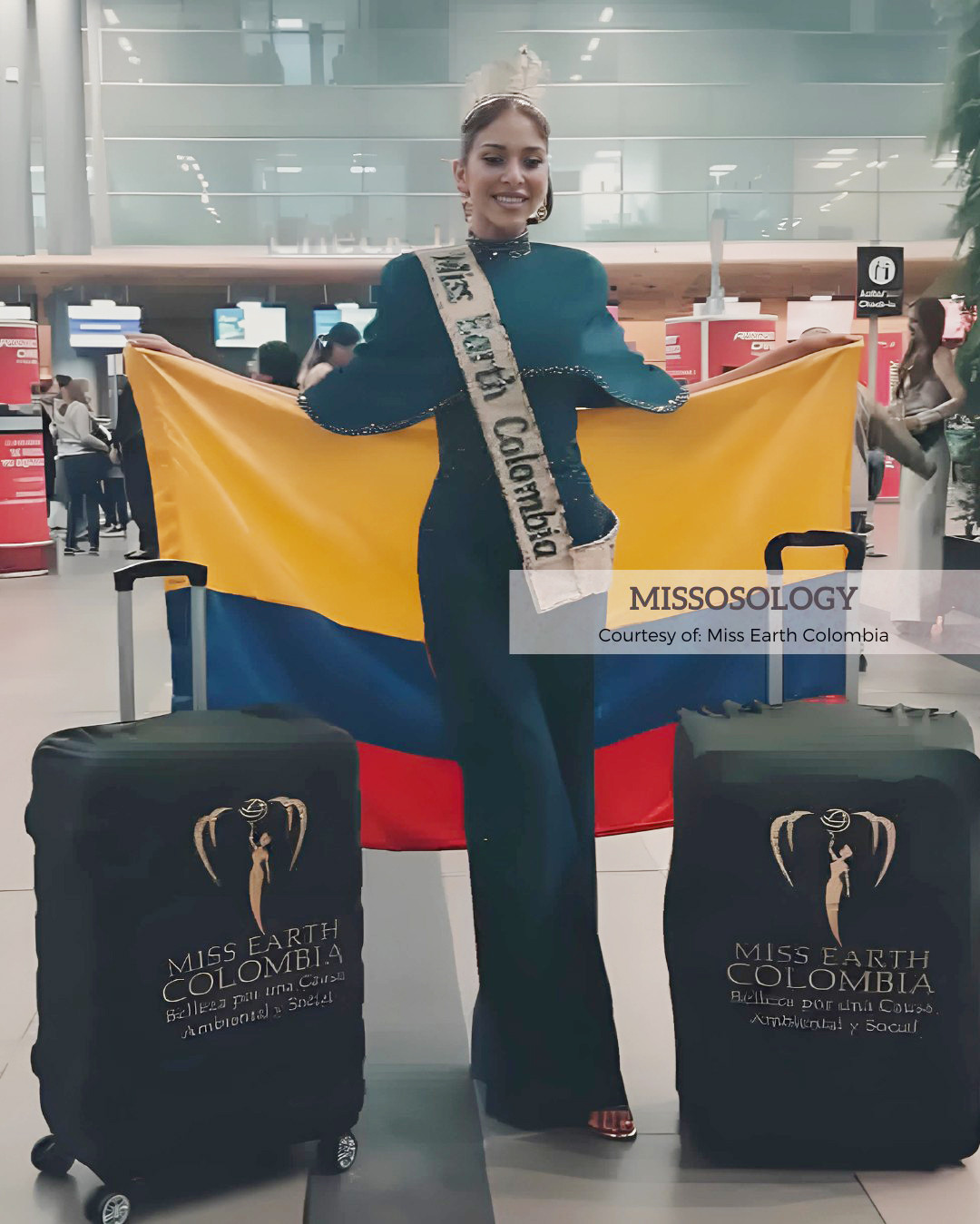 Đại diện Colombia - María Alejandra Camargo - diện trang phục chỉn chu ở sân bay. Người đẹp sinh năm 1997 là người mẫu, kiến trúc sư. Cô được đánh giá là ứng viên sáng giá cho vương miện Hoa hậu Trái Đất 2024.