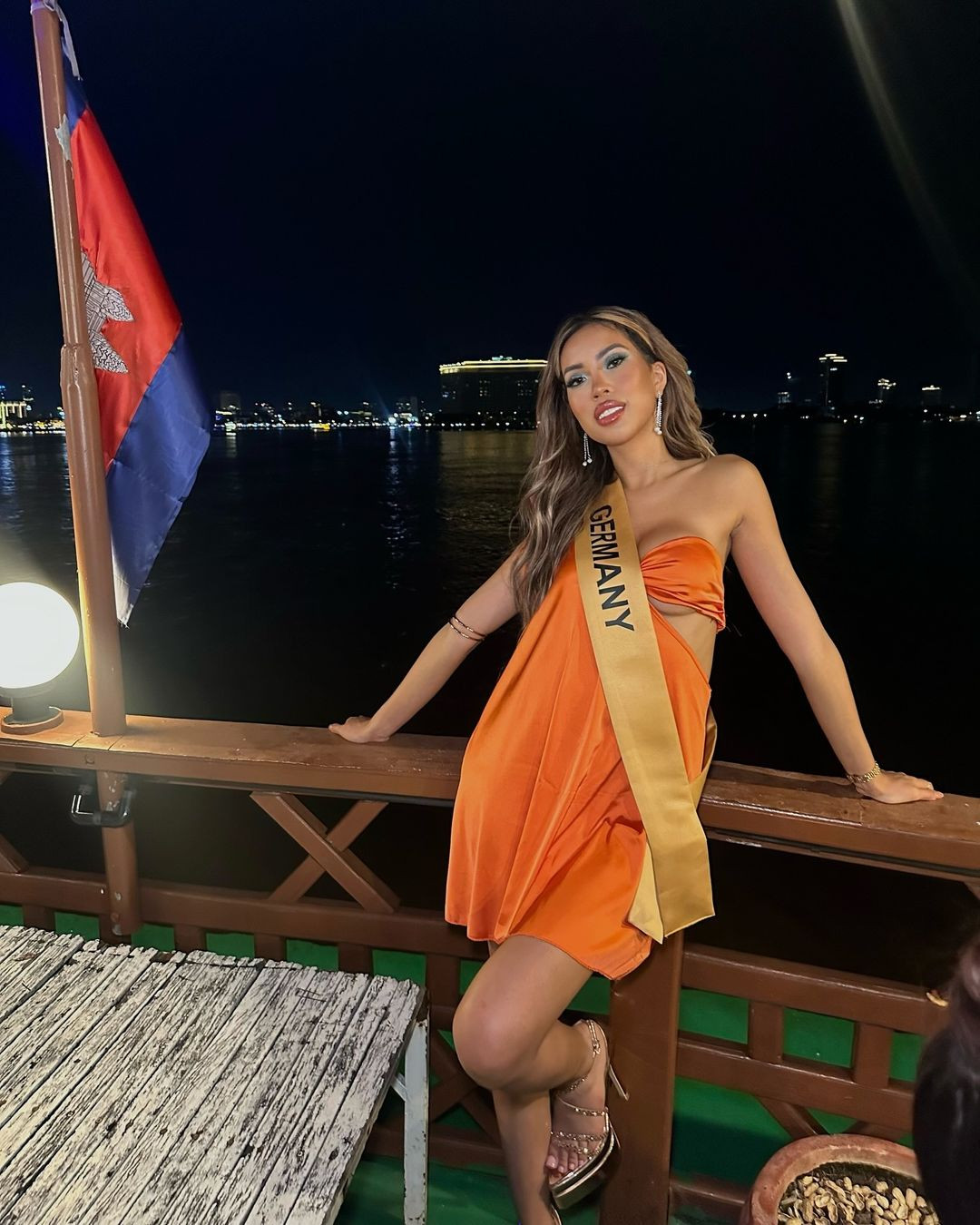 Người đẹp gốc Việt năm nay 26 tuổi, hiện là người mẫu. Cô theo đuổi phong cách hiện đại, gợi cảm.