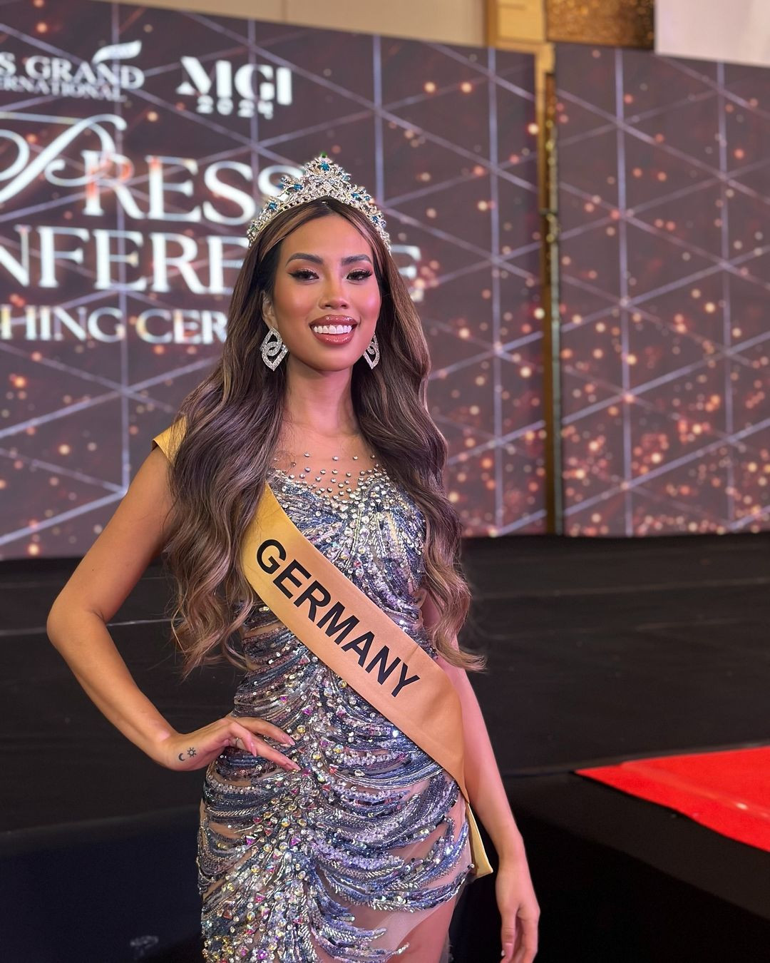 Phi Nhung Ilynn Sasolith thu hút sự chú ý của khán giả Việt Nam vì là người gốc Việt. Cô là con lai Việt - Đức.