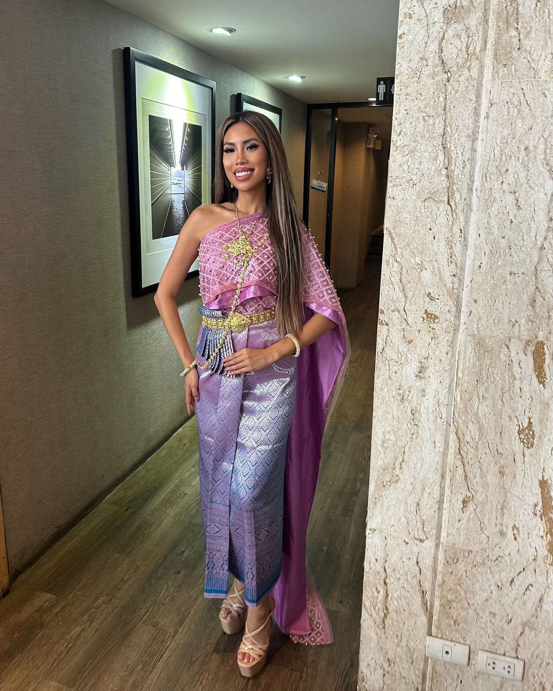 Phi Nhung duyên dáng trong trang phục truyền thống của Thái Lan.