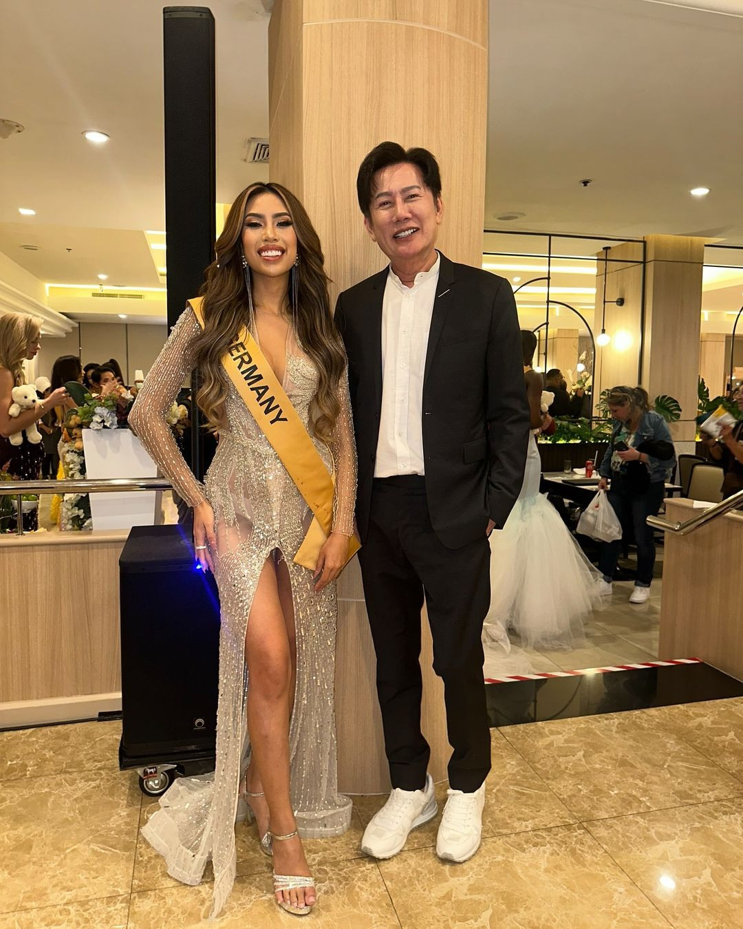 Tối 10/10, người đẹp Phi Nhung Ilynn Sasolith tham dự họp báo của Hoa hậu Hòa bình Quốc tế 2024 với tư cách đại diện nước Đức. Cô diện váy dạ hội xuyên thấu, khoét vòng một. Người đẹp tươi cười khi chụp ảnh cùng ông Nawat - chủ tịch cuộc thi.