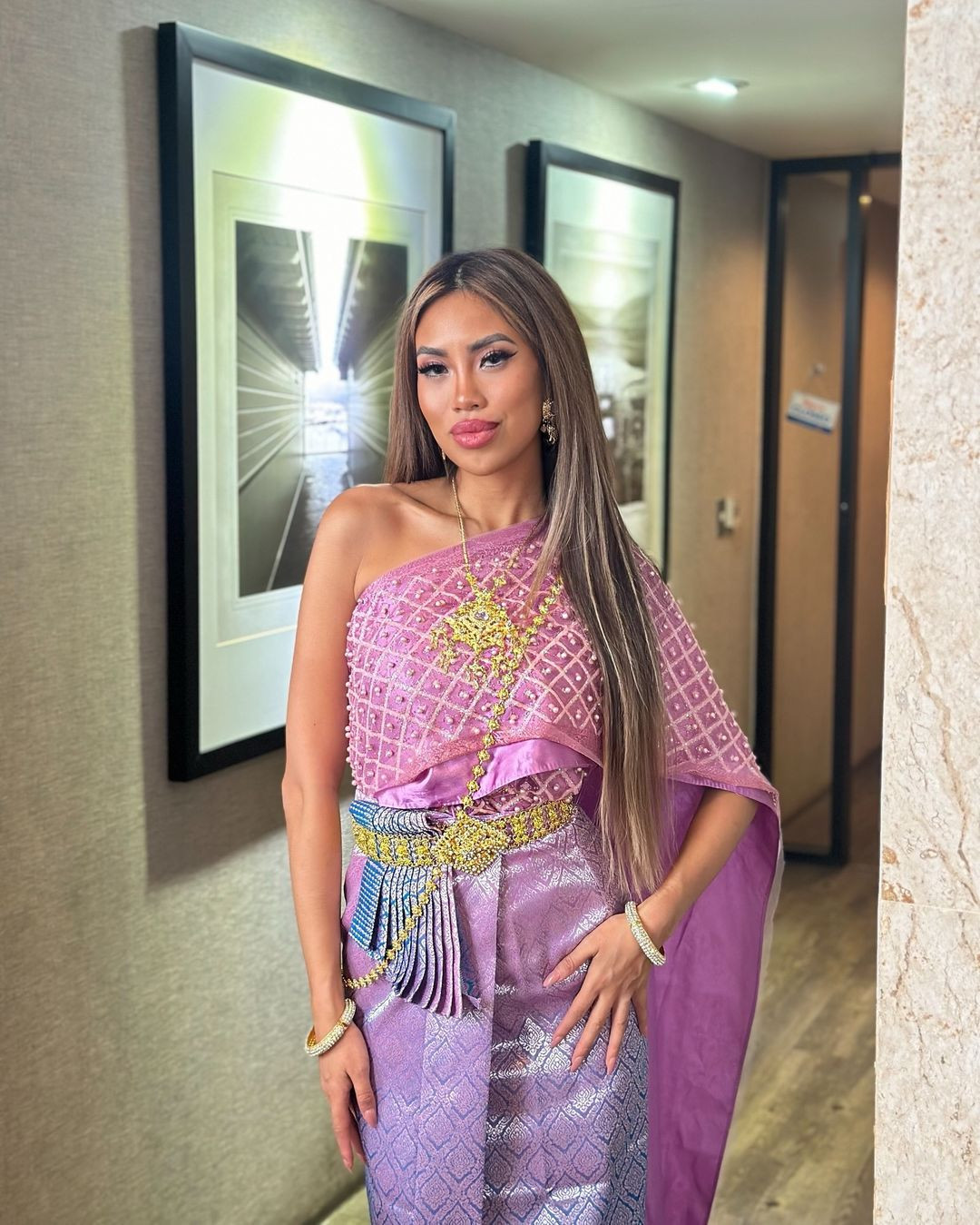 Phi Nhung duyên dáng trong trang phục truyền thống của Thái Lan.