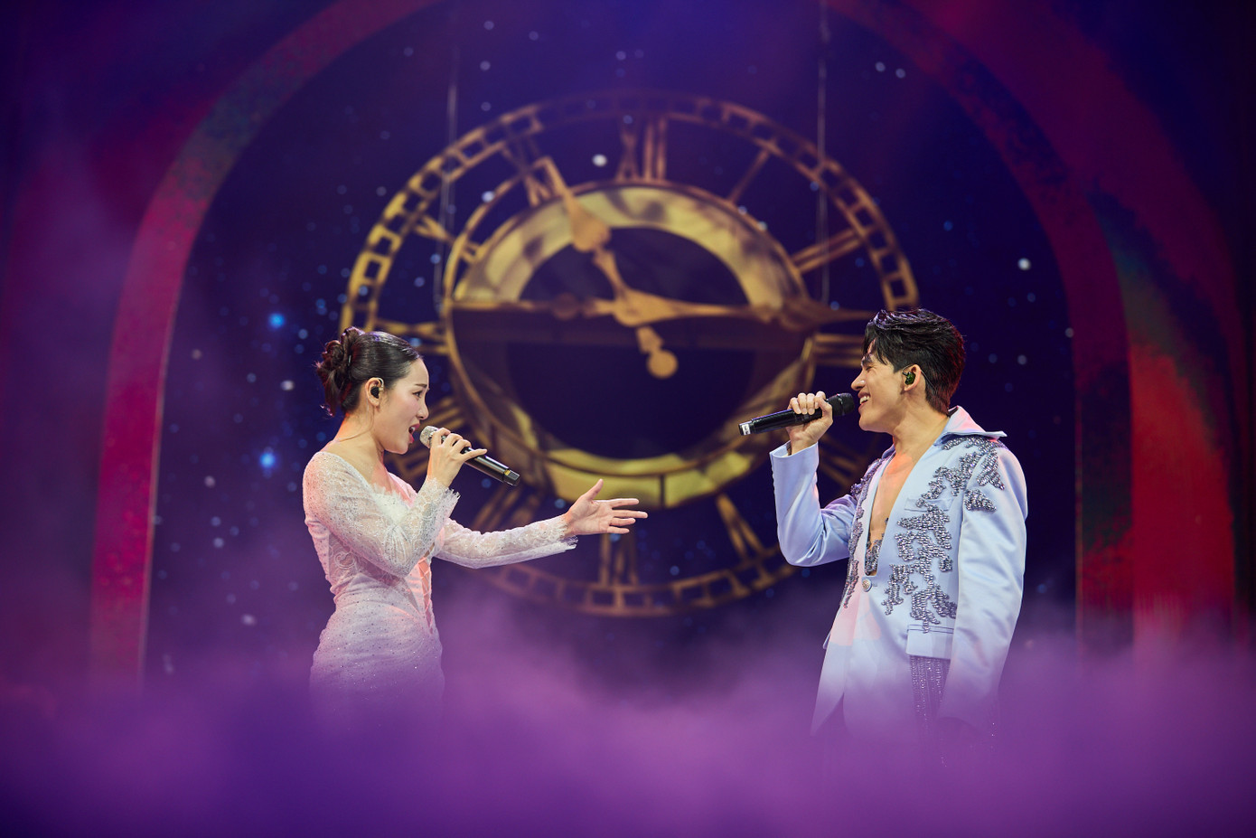 Nữ ca sĩ khách mời đầu tiên xuất hiện trong đêm nhạc là Phương Linh. Màn song ca của Quốc Thiên và Phương Linh với ca khúc Lặng thầm một tình yêu (Thanh Bùi) được khán giả cổ vũ nhiệt tình.