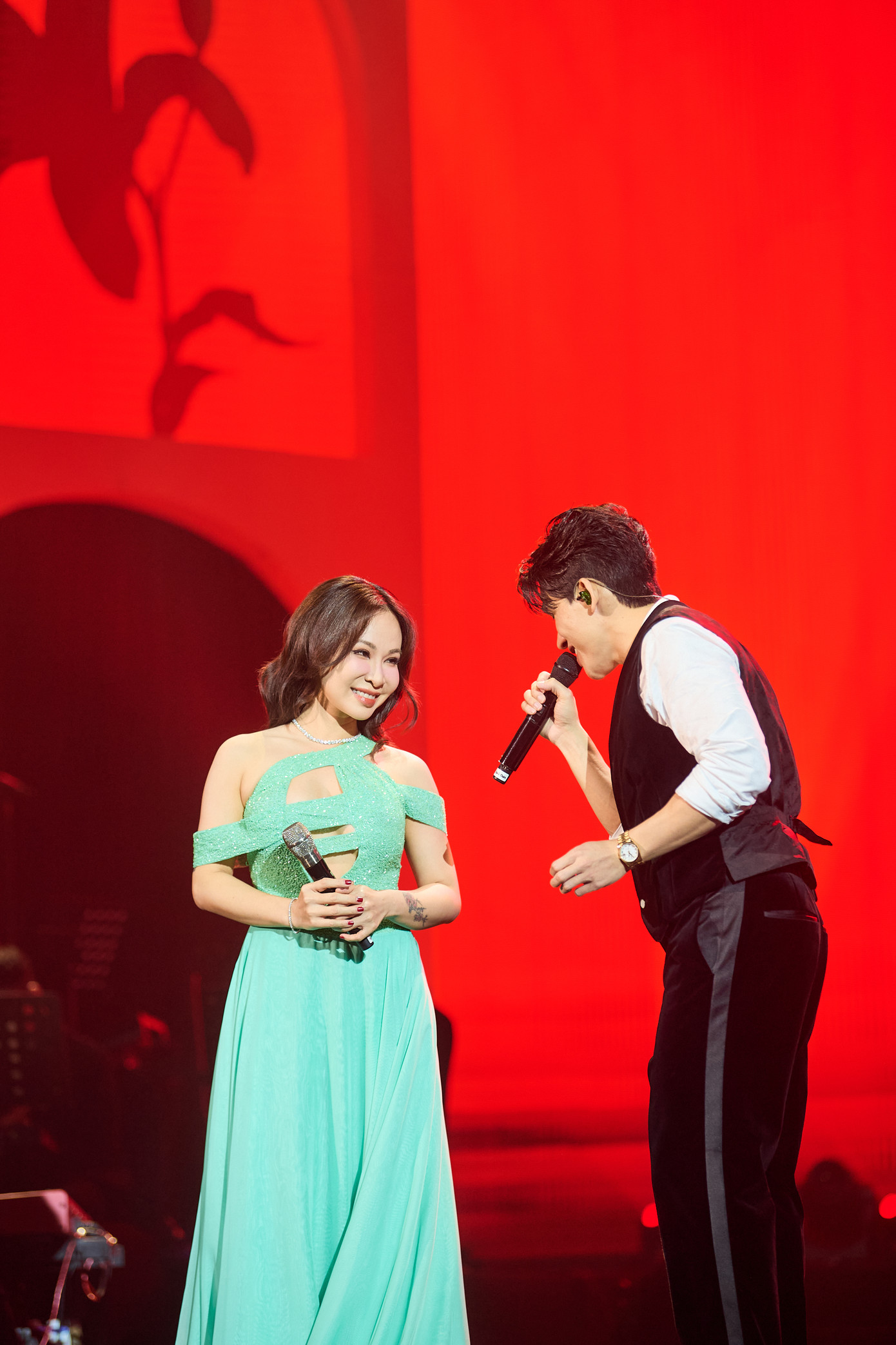 Nữ ca sĩ thứ hai góp mặt trong đêm nhạc là Uyên Linh. Uyên Linh song ca cùng Thiên bài hát Đánh mất em, sau đó cô mang đến phần trình diễn solo Anh (Xuân Phương), vốn là bản hit mới của cô sau show Chị đẹp.