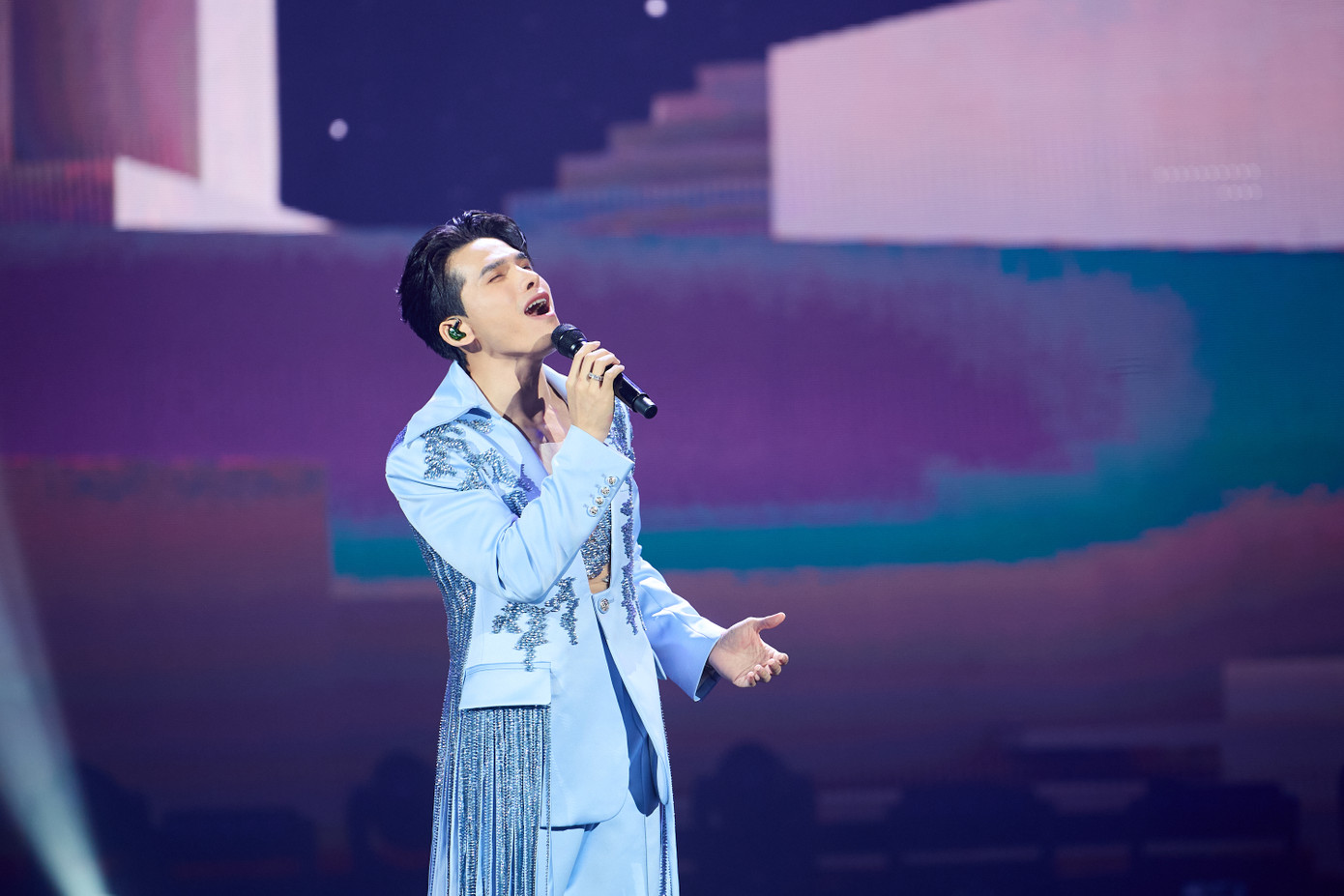 Khi đến với phần trình diễn Chia cách bình yên, Hơn 1000 năm sau và Mong manh tình về, khán giả như được sống lại những khoảnh khắc dấu ấn trong sự nghiệp âm nhạc của Quốc Thiên. Quốc Thiên đã khéo léo cân bằng giữa những ca khúc nổi tiếng mà anh yêu thích và các bản ballad của cá nhân, để đêm nhạc dễ chạm đến trái tim của khán giả ở mọi lứa tuổi.