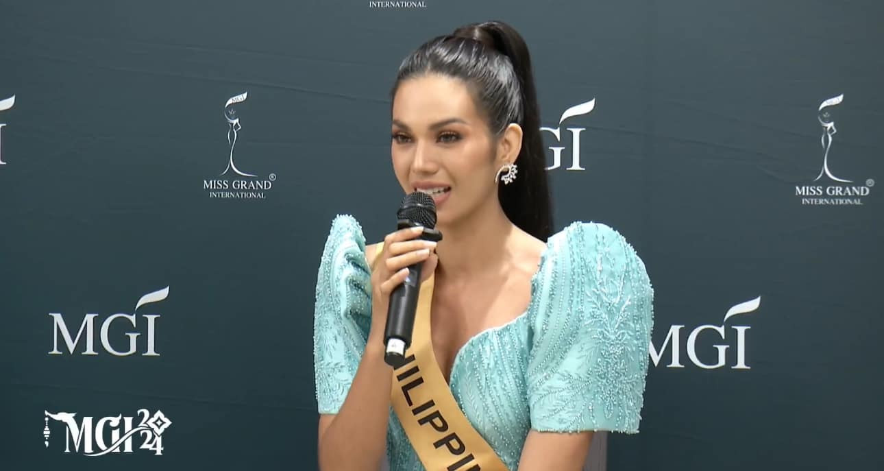 Người đẹp Myanmar và Philippines trong phần thi phỏng vấn kín.