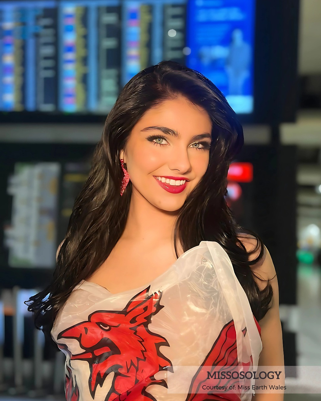 Đại diện xứ Wales mặc trang phục nổi bật và cầu kỳ ở sân bay. Grace Gavigan năm nay 18 tuổi, là tình nguyện viên của quỹ từ thiện Wildlife Trust và là đại sứ của tổ chức OhSoEco.