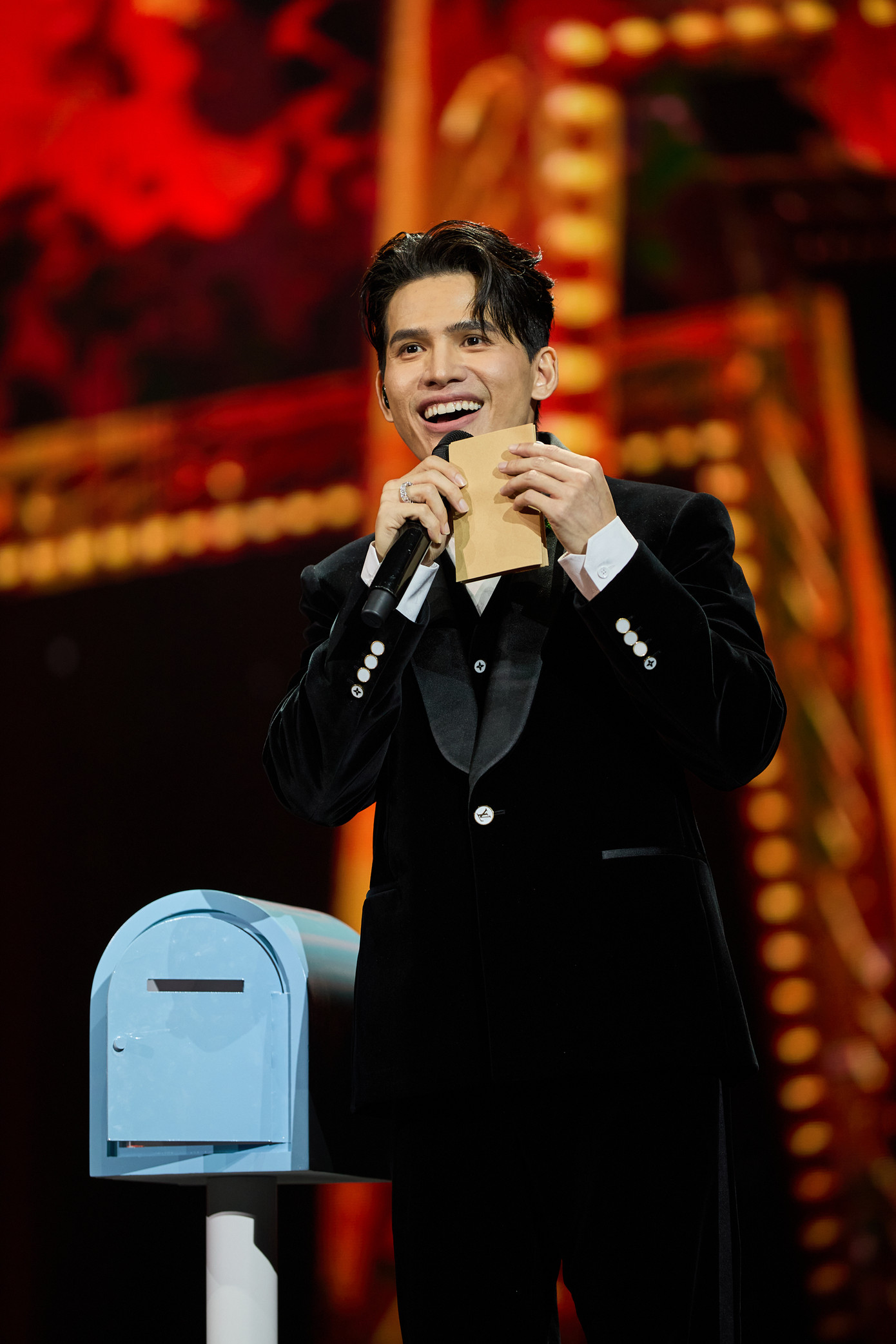 Nam ca sĩ dành nhiều tình cảm cho khán giả thủ đô. Anh dành tặng cho khán giả những ca khúc kinh điển về mùa thu Hà Nội.