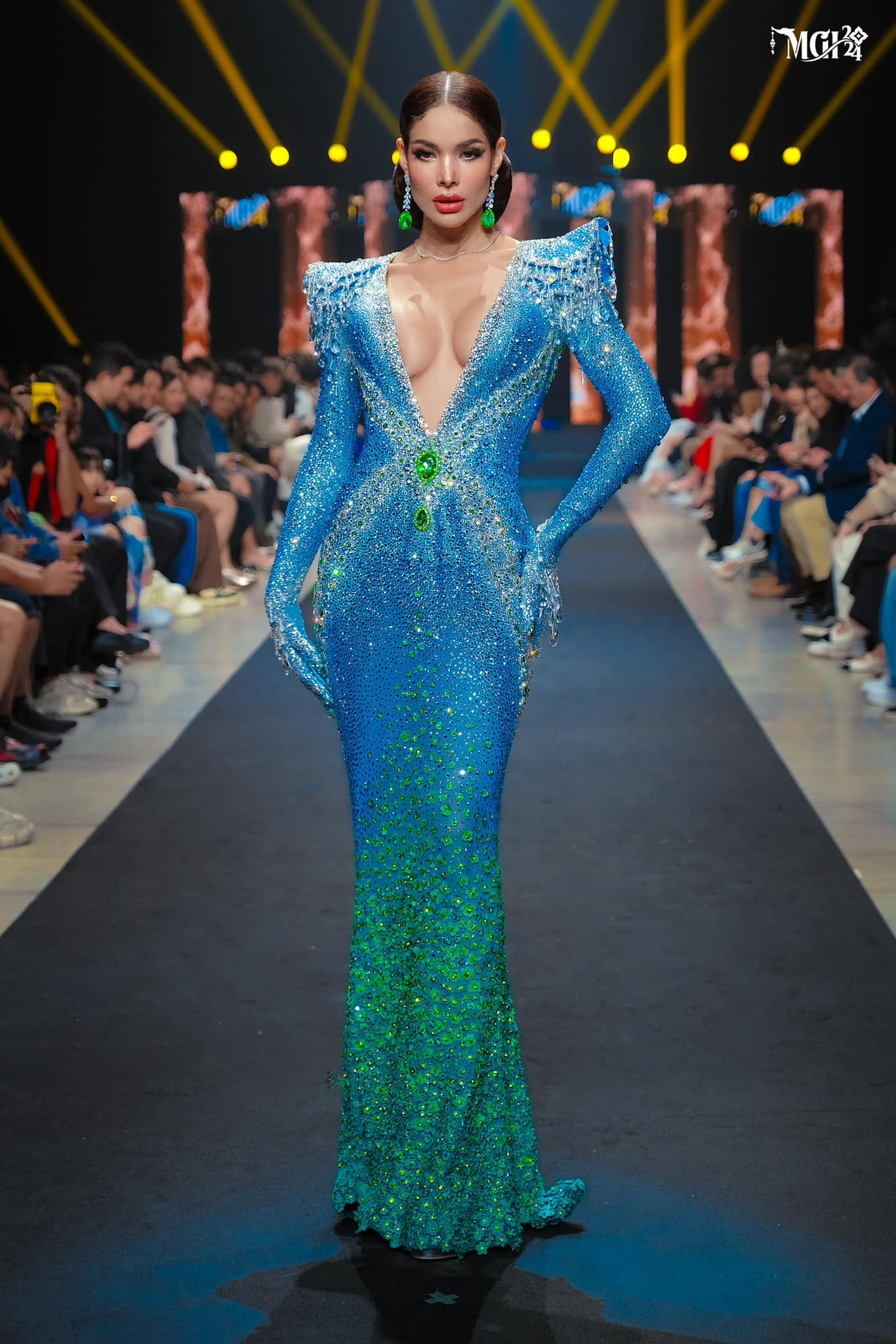 Đại diện Colombia - Maria Angelica Valero - mặc váy khoét vòng một táo bạo. Maria Angelica Valero là người mẫu doanh nhân và là cái tên quen thuộc với giới sắc đẹp. Cô được đánh giá cao với nét đẹp sắc sảo và hình thể nóng bỏng, phù hợp tiêu chí cuộc thi Miss Grand.