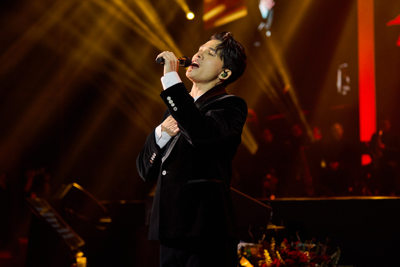 Đêm nhạc không chỉ là nơi để Quốc Thiên ôn lại những kỷ niệm trong suốt 20 năm ca hát mà còn là dịp đặc biệt để anh giới thiệu hai ca khúc hoàn toàn mới đến khán giả. Đầu tiên là bài hát chủ đề Skynote do Rhymastic sáng tác tặng cho Quốc Thiên. Bên cạnh đó, Quốc Thiên cũng ra mắt ca khúc Thiếu em như Trái Đất thiếu Mặt Trời – sáng tác của bộ đôi Lê Cương và Như Việt.