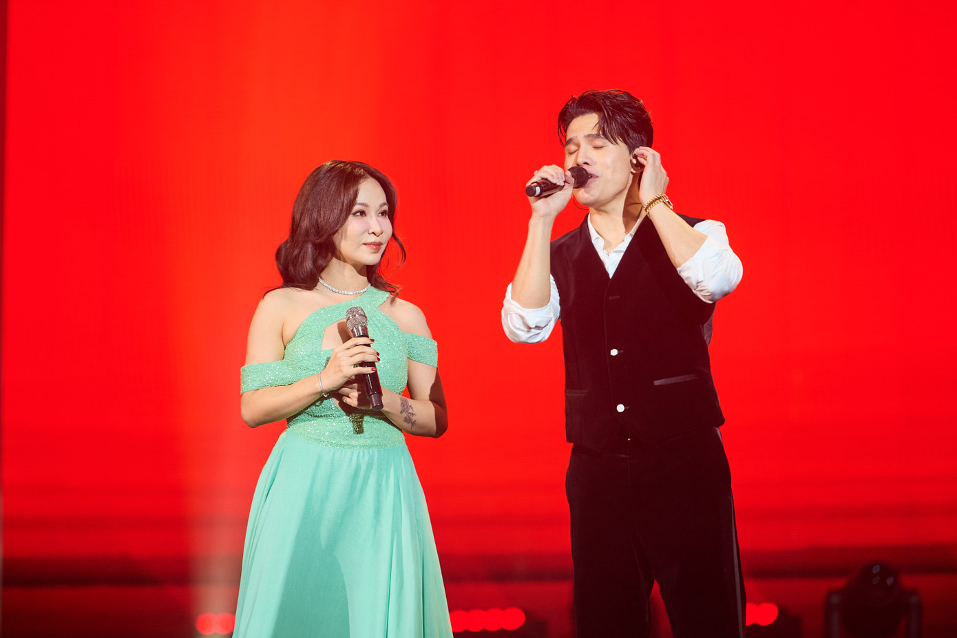 Uyên Linh cũng là người bạn thân thiết với Quốc Thiên trong cuộc sống, từng cùng nhau trải qua nhiều biến cố và thăng trầm. Nữ ca sĩ bày tỏ sự xúc động khi người bạn của mình đã tìm được chỗ đứng trong nghệ thuật sau nhiều năm miệt mài hoạt động.