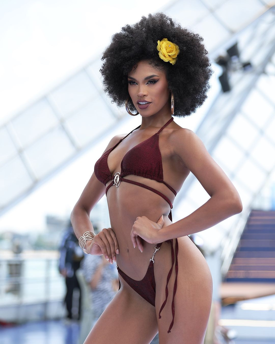 Đại diện Peru - Arlette Rujel là thí sinh mạnh của khu vực châu Mỹ. Cô có hình thể rắn rỏi, đầy đặn và những bước đi mạnh mẽ, cuốn hút. Arlette Rujel năm nay 25 tuổi, cao 1,81 m, có mái tóc xù cá tính. Cô là người kế nhiệm của đương kim Hoa hậu Hòa bình Quốc tế 2023 Luciana Fuster.