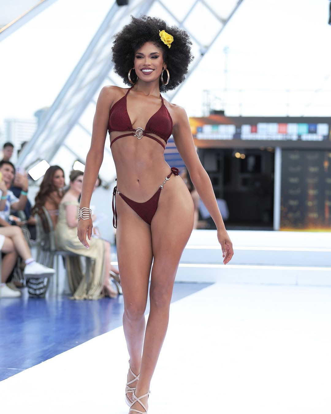 Đại diện Peru - Arlette Rujel là thí sinh mạnh của khu vực châu Mỹ. Cô có hình thể rắn rỏi, đầy đặn và những bước đi mạnh mẽ, cuốn hút. Arlette Rujel năm nay 25 tuổi, cao 1,81 m, có mái tóc xù cá tính. Cô là người kế nhiệm của đương kim Hoa hậu Hòa bình Quốc tế 2023 Luciana Fuster.