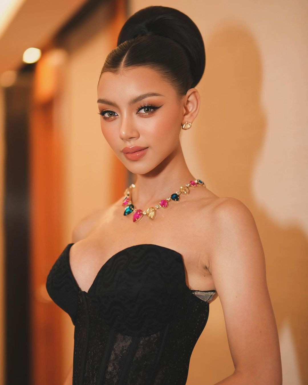 Thae Su Nyein luôn xuất hiện xinh đẹp, lộng lẫy.