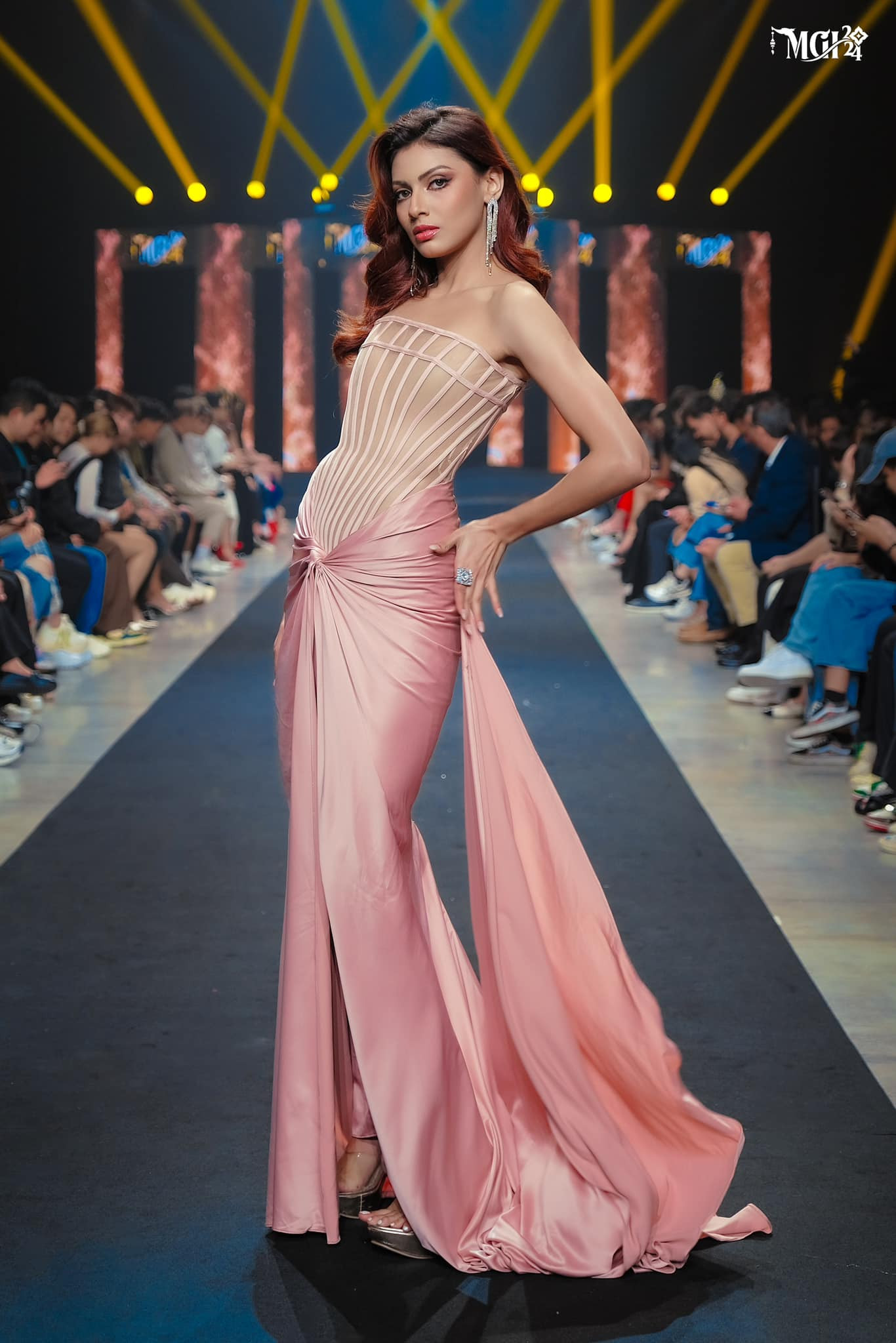 Đại diện Bangladesh - Jessia Islam - năm nay 25 tuổi, là người gốc Dhaka. Hiện cô là người mẫu ở Bangladesh. Jessia là người đẹp có sức ảnh hưởng mạnh mẽ ở quê nhà. Cô có trang Instagram cá nhân với hơn 1,2 triệu người theo dõi.