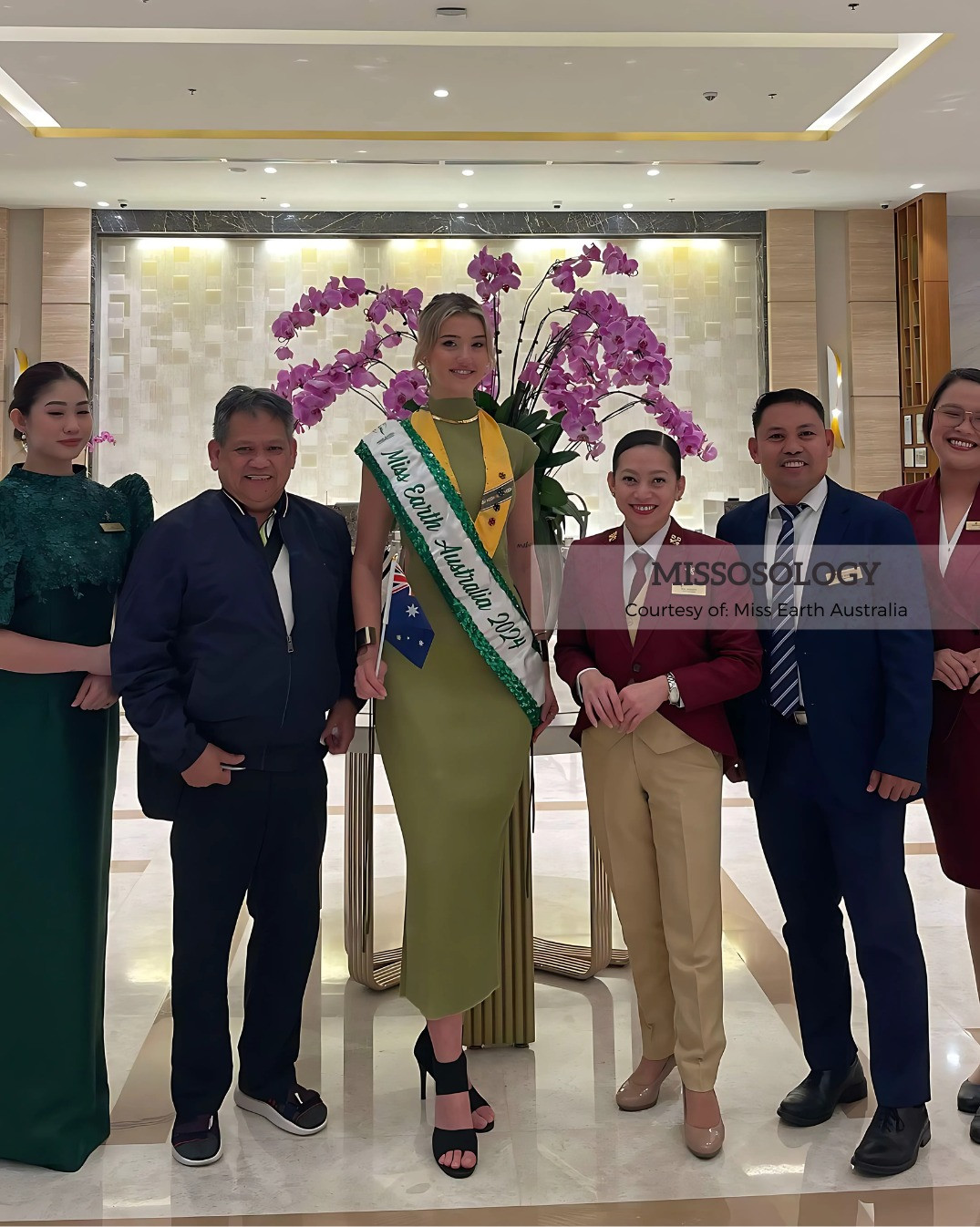 Đại diện Australia - Jessica Lane mặc váy xanh bó sát khi ra sân bay đi thi Miss Earth. Người đẹp đang theo học cử nhân báo chí, chuyên ngành viết sáng tạo và xuất bản. Cô muốn tận dụng kiến thức về lĩnh vực kể chuyện để thúc đẩy các sáng kiến xanh và những thay đổi tích cực về môi trường. Ngoài ra, cô còn ủng hộ phúc lợi động vật biển tại quê hương mình.