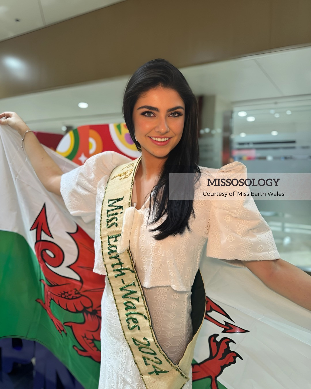 Đại diện xứ Wales mặc trang phục nổi bật và cầu kỳ ở sân bay. Grace Gavigan năm nay 18 tuổi, là tình nguyện viên của quỹ từ thiện Wildlife Trust và là đại sứ của tổ chức OhSoEco.