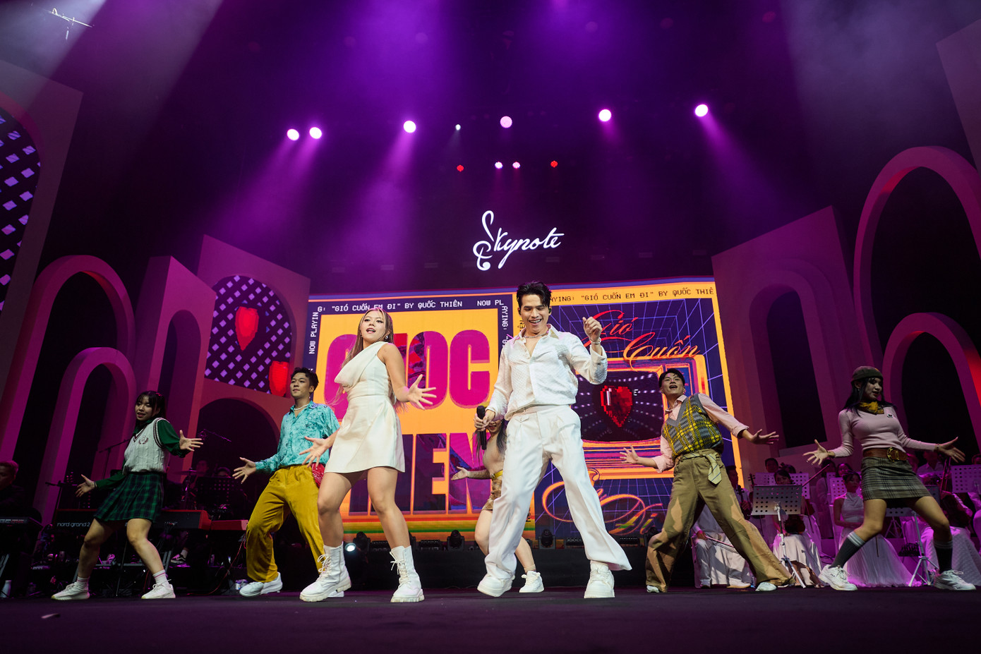 Một điểm nhấn đặc biệt trong đêm nhạc chính là màn trình diễn hai ca khúc nổi tiếng của Sơn Tùng - MTP - Gió cuốn em đi và Đừng làm trái tim anh đau. Quốc Thiên đã thổi vào những bản hit này một hơi thở mới, mang đậm phong cách riêng của anh nhưng vẫn giữ được tinh thần và giai điệu cuốn hút của ca khúc gốc.