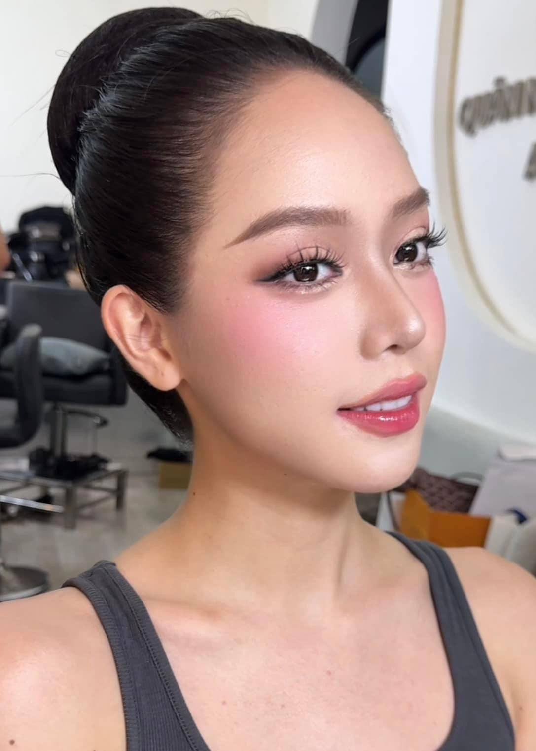 Thanh Thủy học trang điểm chuẩn bị cho Hoa hậu Quốc tế. Thanh Thủy học trang điểm chuẩn bị cho Hoa hậu Quốc tế.