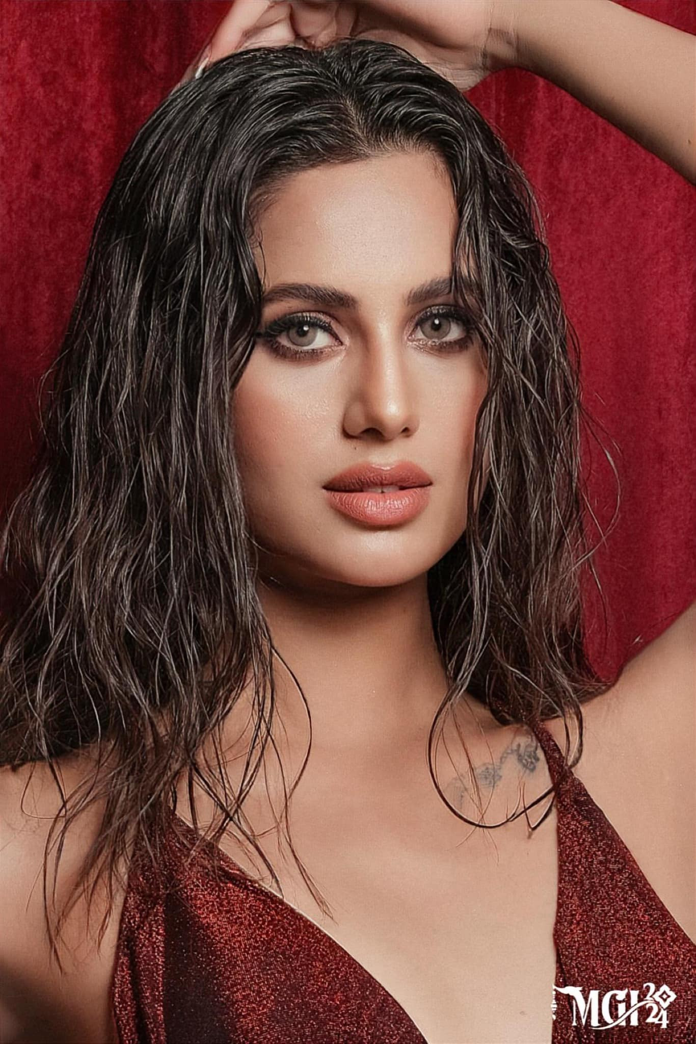 Ngày 13/10, trang chủ Miss Grand International đăng tải ảnh chân dung chính thức của 72 thí sinh để khán giả bình chọn. Ảnh áo tắm của hai người đẹp Ai Cập và Pakistan gây tranh cãi khi khán giả chỉ thấy mặt mà không được chiêm ngưỡng body của hai người đẹp. Nhiều người cho rằng do hai người đẹp đến từ các quốc gia đạo Hồi nên ban tổ chức chỉ đăng tải ảnh cận mặt của họ.