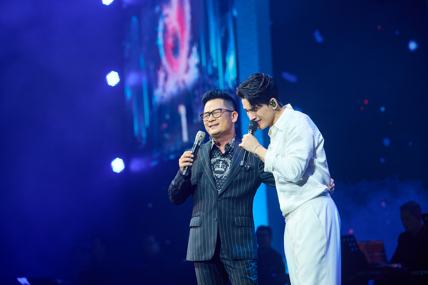 Bằng Kiều là nam ca sĩ khách mời duy nhất trong đêm nhạc. Anh và Quốc Thiên trở nên gắn bó hơn sau khi cùng tham gia show Anh trai vượt ngàn chông gai. Bằng Kiều song ca cùng Quốc Thiên ca khúc Chạm khẽ tim anh một chút thôi. Bằng Kiều chia sẻ anh đồng hành với Quốc Thiên từ những ngày đầu làm nghề và khuyên đàn em nên theo đuổi dòng nhạc ballad, trữ tình. Sau nhiều năm, Bằng Kiều mừng vì Quốc Thiên đã có chỗ đứng với dòng nhạc này.