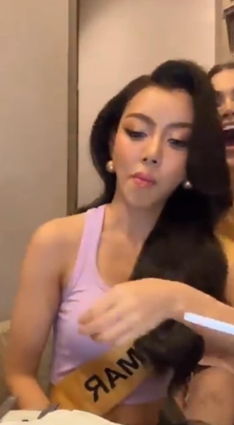 Thae Su Nyein khó chịu khi bị người đẹp Venezuela chen ngang vào buổi livestream.