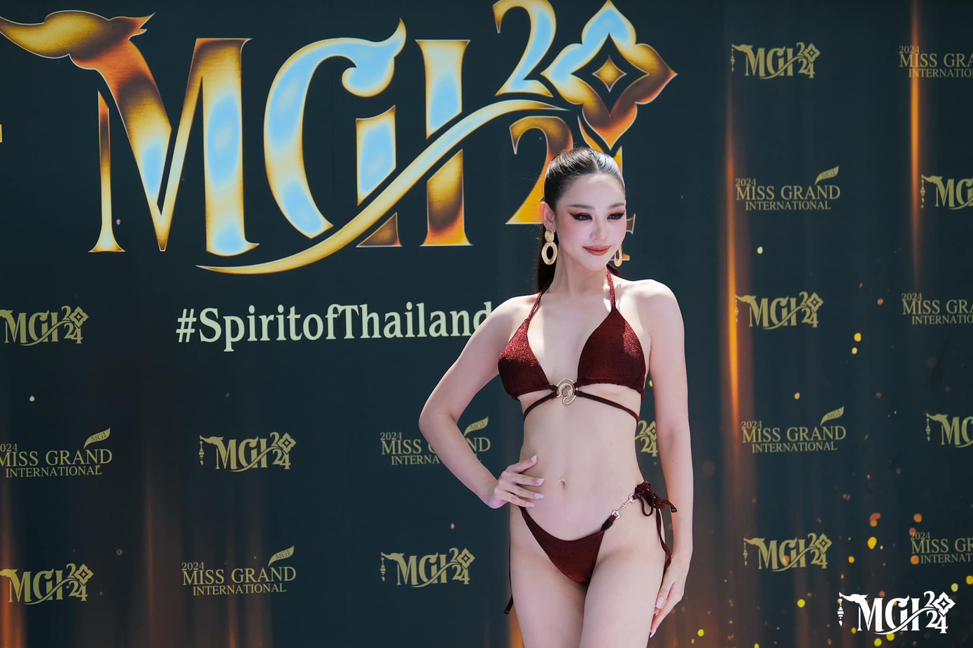 Người đẹp Thái Lan khoe làn da trắng mịn. Cô bị chê hình thể thiếu cân đối, chân ngắn, chiều cao hạn chế. Kỹ năng catwalk cũng là điểm yếu của người đẹp Thái Lan.