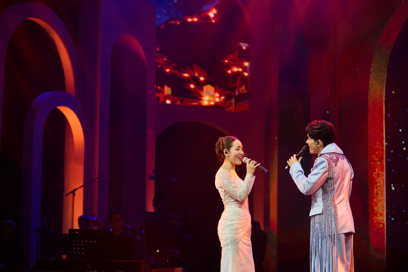 Nữ ca sĩ khách mời đầu tiên xuất hiện trong đêm nhạc là Phương Linh. Màn song ca của Quốc Thiên và Phương Linh với ca khúc Lặng thầm một tình yêu (Thanh Bùi) được khán giả cổ vũ nhiệt tình.