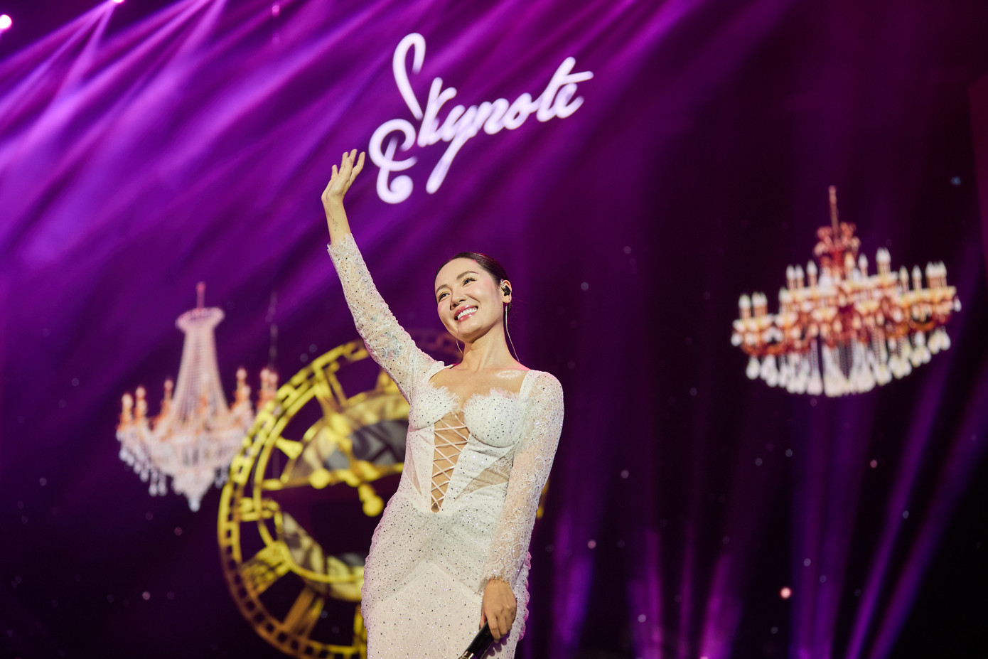 Phương Linh chia sẻ cô và Quốc Thiên có mối quan hệ thân thiết trong nghề và ngoài cuộc sống. Khi nhận được lời mời từ đồng nghiệp, nữ ca sĩ hào hứng nhận lời mà không lấy cát-xê. Trên sân khấu, họ còn gọi nhau là mẹ - con và có những màn tung hứng, trò chuyện hóm hỉnh khiến khán giả bật cười.