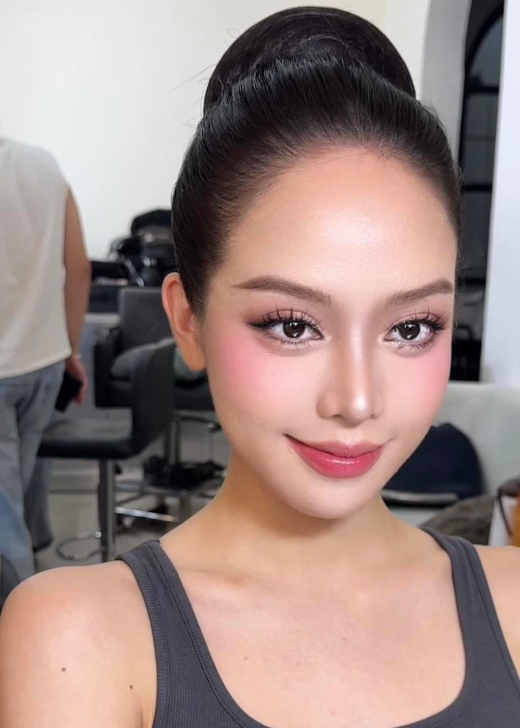 Thanh Thủy học trang điểm chuẩn bị cho Hoa hậu Quốc tế. Thanh Thủy học trang điểm chuẩn bị cho Hoa hậu Quốc tế.