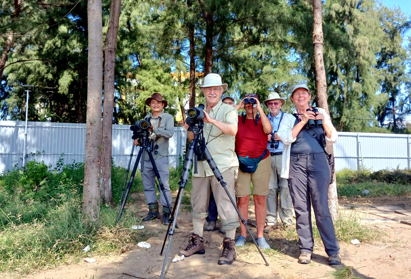 Những vị khách quốc tế có khả năng chi trả cao đến Việt Nam săn ảnh chim. Ảnh: Wildtour