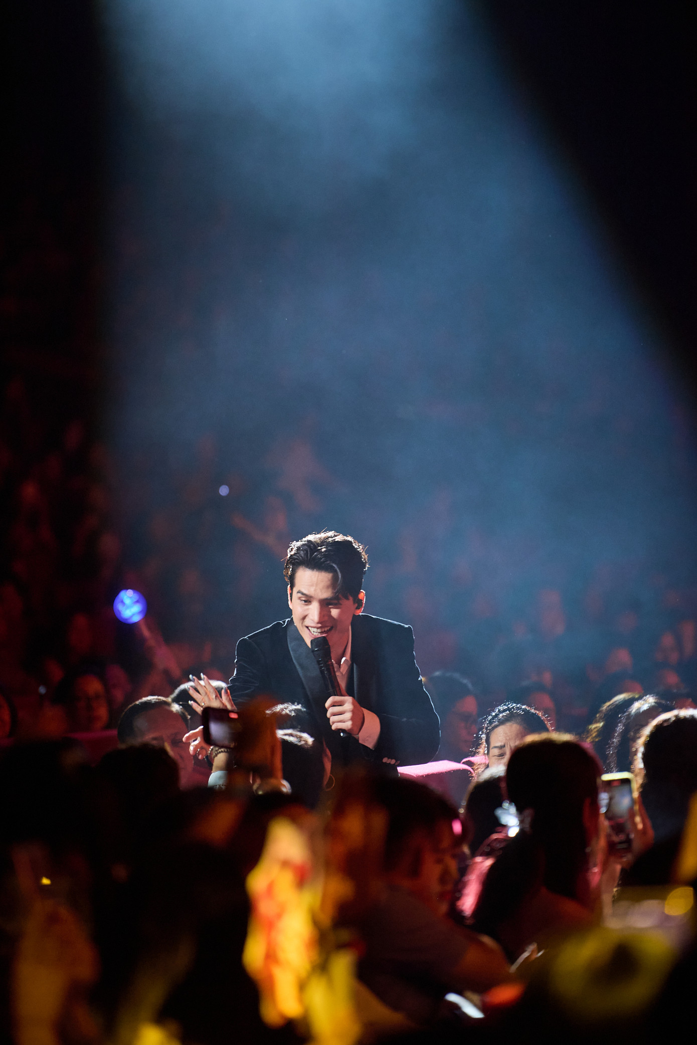 Nam ca sĩ dành nhiều tình cảm cho khán giả thủ đô. Anh dành tặng cho khán giả những ca khúc kinh điển về mùa thu Hà Nội.