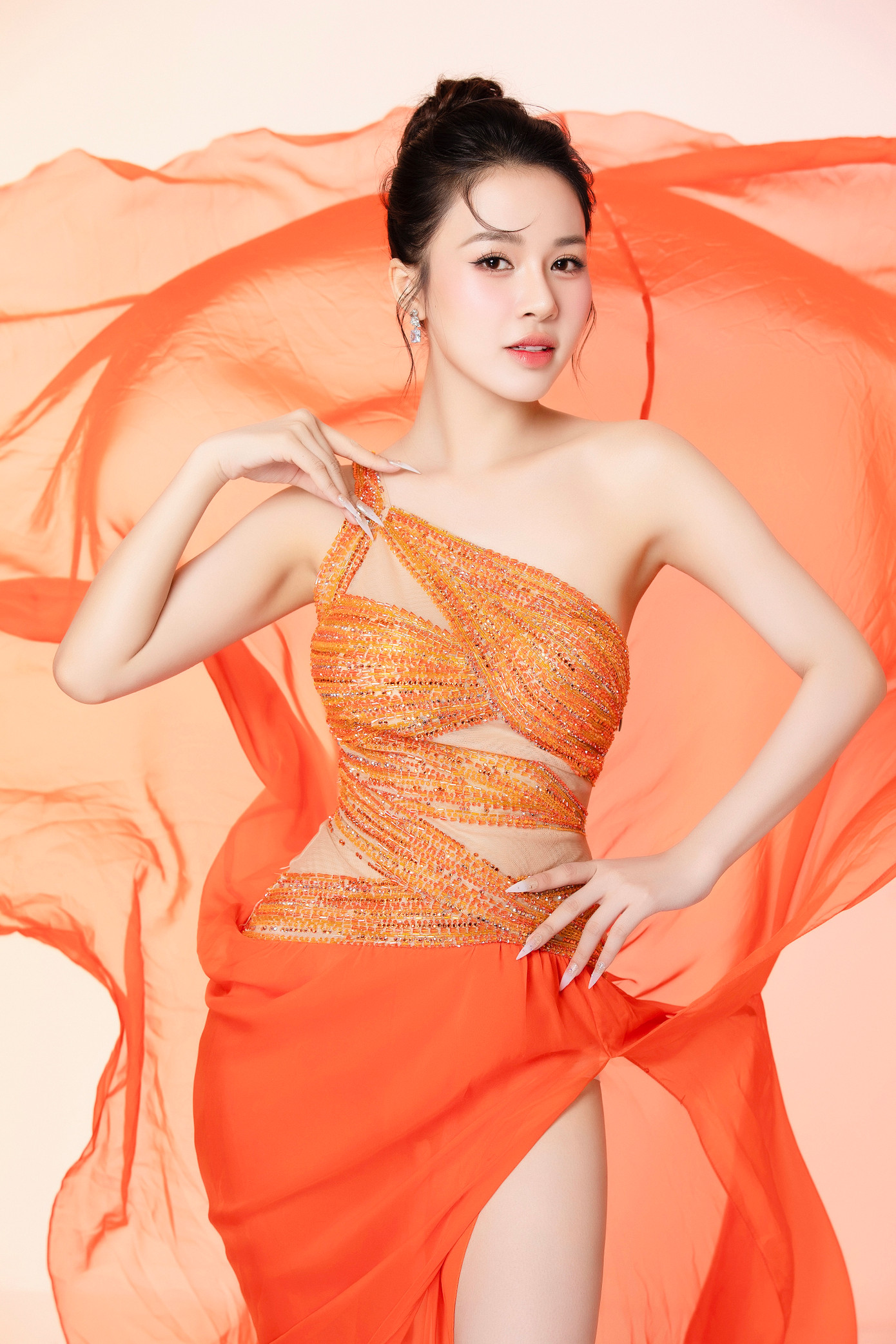 Người đẹp chuẩn bị váy dạ hội màu cam theo yêu cầu của ban tổ chức để mặc trong chung kết.