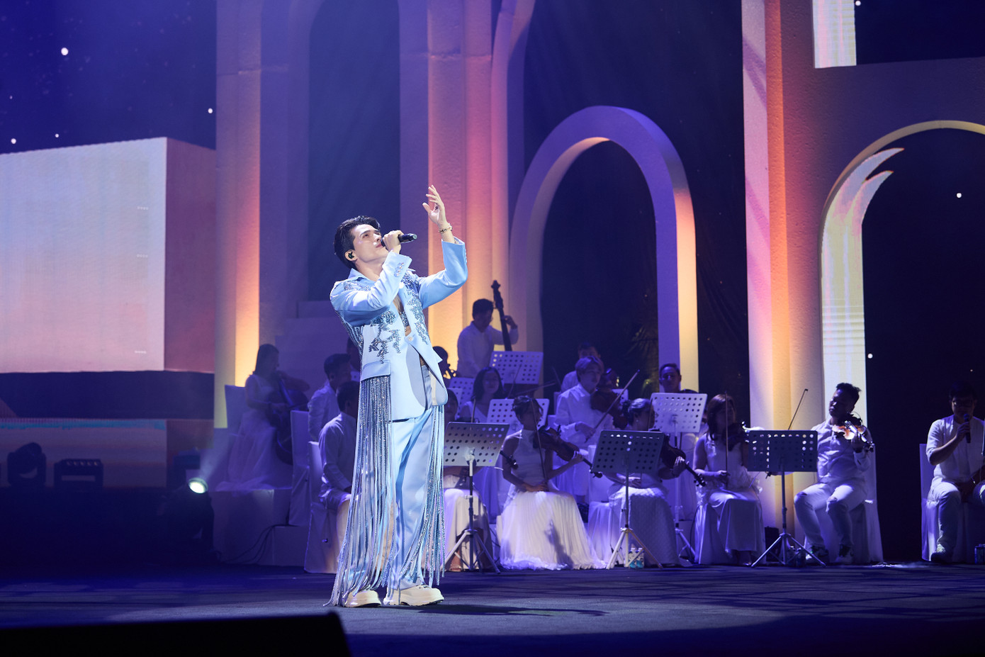 Khi đến với phần trình diễn Chia cách bình yên, Hơn 1000 năm sau và Mong manh tình về, khán giả như được sống lại những khoảnh khắc dấu ấn trong sự nghiệp âm nhạc của Quốc Thiên. Quốc Thiên đã khéo léo cân bằng giữa những ca khúc nổi tiếng mà anh yêu thích và các bản ballad của cá nhân, để đêm nhạc dễ chạm đến trái tim của khán giả ở mọi lứa tuổi.