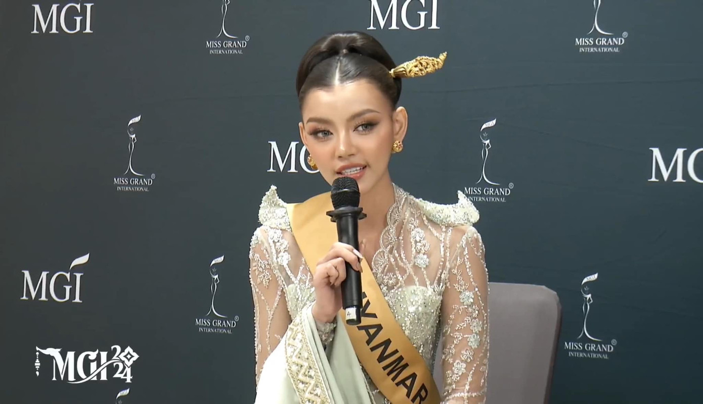 Người đẹp Myanmar và Philippines trong phần thi phỏng vấn kín.