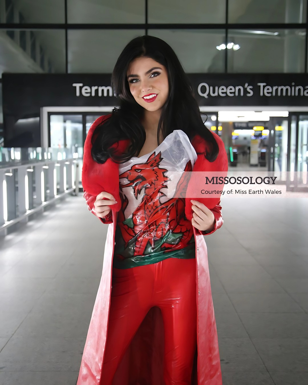 Đại diện xứ Wales mặc trang phục nổi bật và cầu kỳ ở sân bay. Grace Gavigan năm nay 18 tuổi, là tình nguyện viên của quỹ từ thiện Wildlife Trust và là đại sứ của tổ chức OhSoEco.