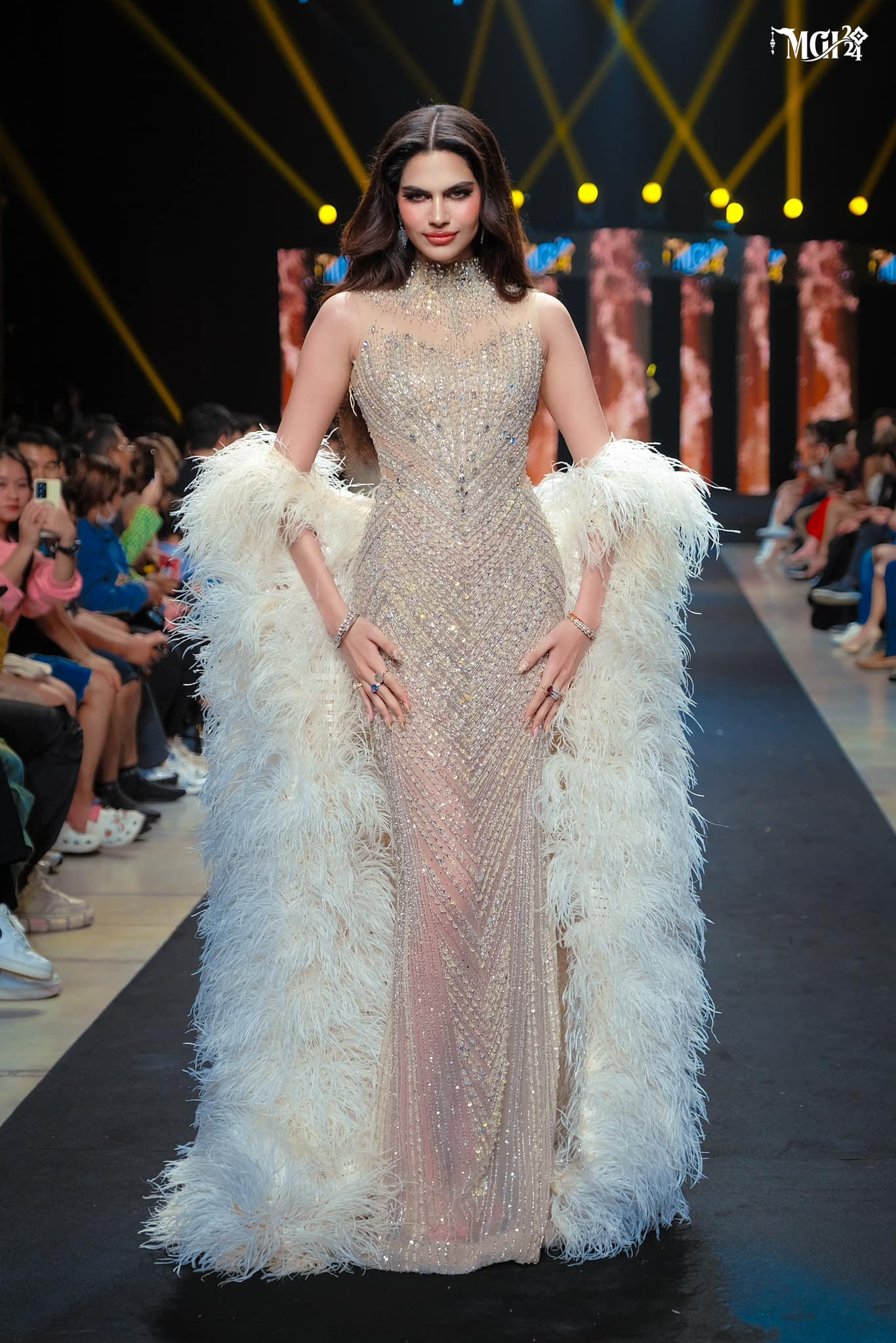 Đại diện Ấn Độ - Rachel Gupta - là ứng viên sáng giá cho vương miện. Rachel Gupta năm nay 20 tuổi, cao 1,78 m, là người mẫu, diễn viên. Rachel sáng lập học viện và salon làm đẹp. Cô yêu động vật và ăn chay trường. Rachel muốn trao quyền cho trẻ em nghèo bằng cách kêu gọi vốn và tạo ra môi trường giáo dục cho chúng.