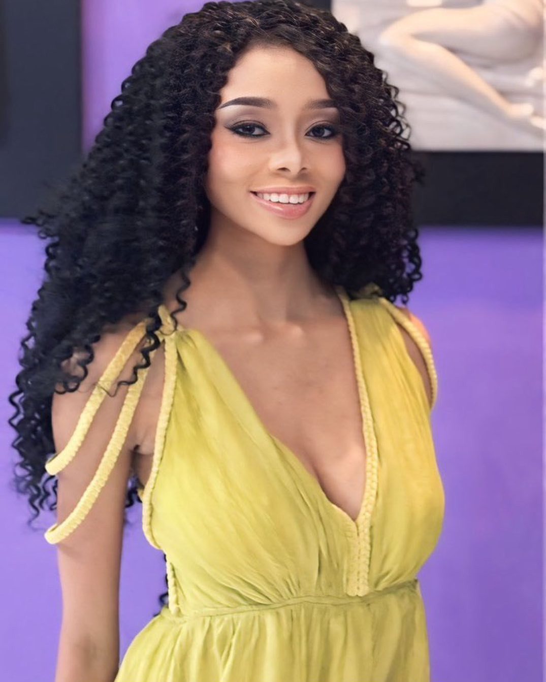 Đại diện US Virgin Island - Brianna McSween - mặc váy vàng nổi bật ra sân bay. Cô năm nay 22 tuổi, là người mẫu, nhà thiết kế thời trang. Cô muốn truyền cảm hứng về việc áp dụng các thói quen thân thiện với môi trường trong cuộc sống hàng ngày.