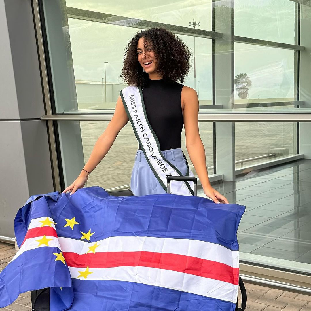 Đại diện Cabo Verde - Jasmine Jorgensen - để mặt mộc ra sân bay. Cô năm nay 19 tuổi, là sinh viên chuyên ngành kinh doanh. Thông qua công việc của mình, Jasmine hướng đến mục tiêu đề cao môi trường tự nhiên trong các chiến lược cho sức khỏe tinh thần và thúc đẩy các hoạt động bền vững.